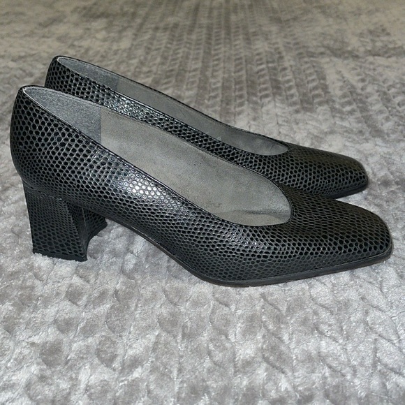 Stuart Weitzman Elegant Black Leather Women's Block/Chunky Heels. Size 6. - Picture 1 of 11